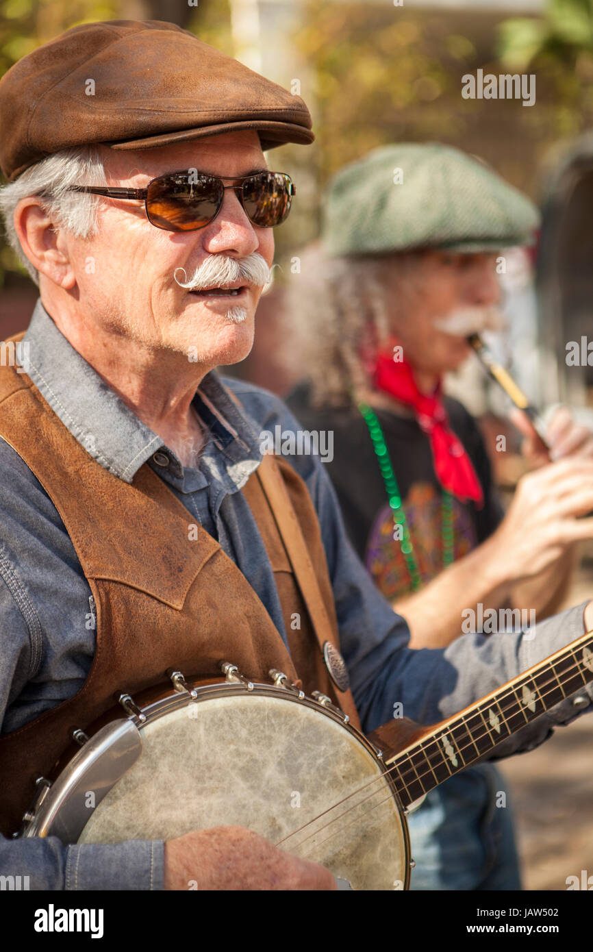 Des musiciens de rue jouer des airs irlandais, marché des producteurs de Santa Barbara, Santa Barbara, Californie Banque D'Images