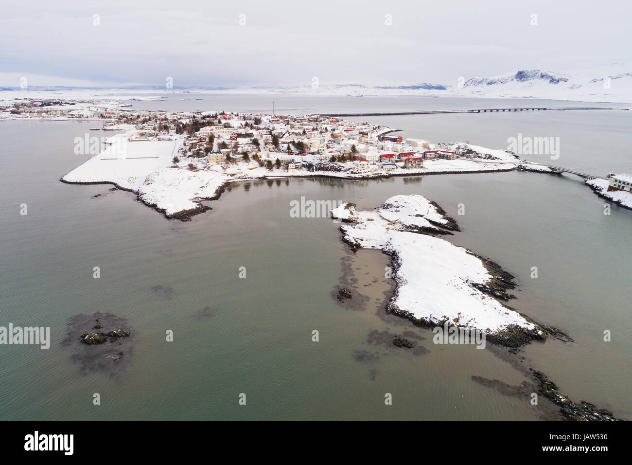 Ville de Borgarnes dans le fjord Borgarfjördur en Islande, en hiver avec de la neige - photo aérienne prise par drone. Banque D'Images