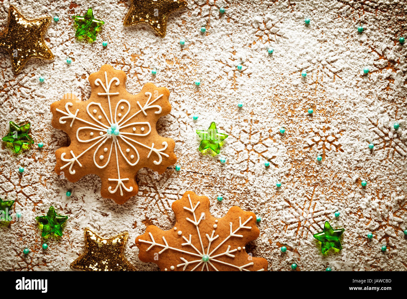 Pains de Noël sur fond fait ​​Of flocons de sucre glace sur une table en bois. Vue d'en haut Banque D'Images