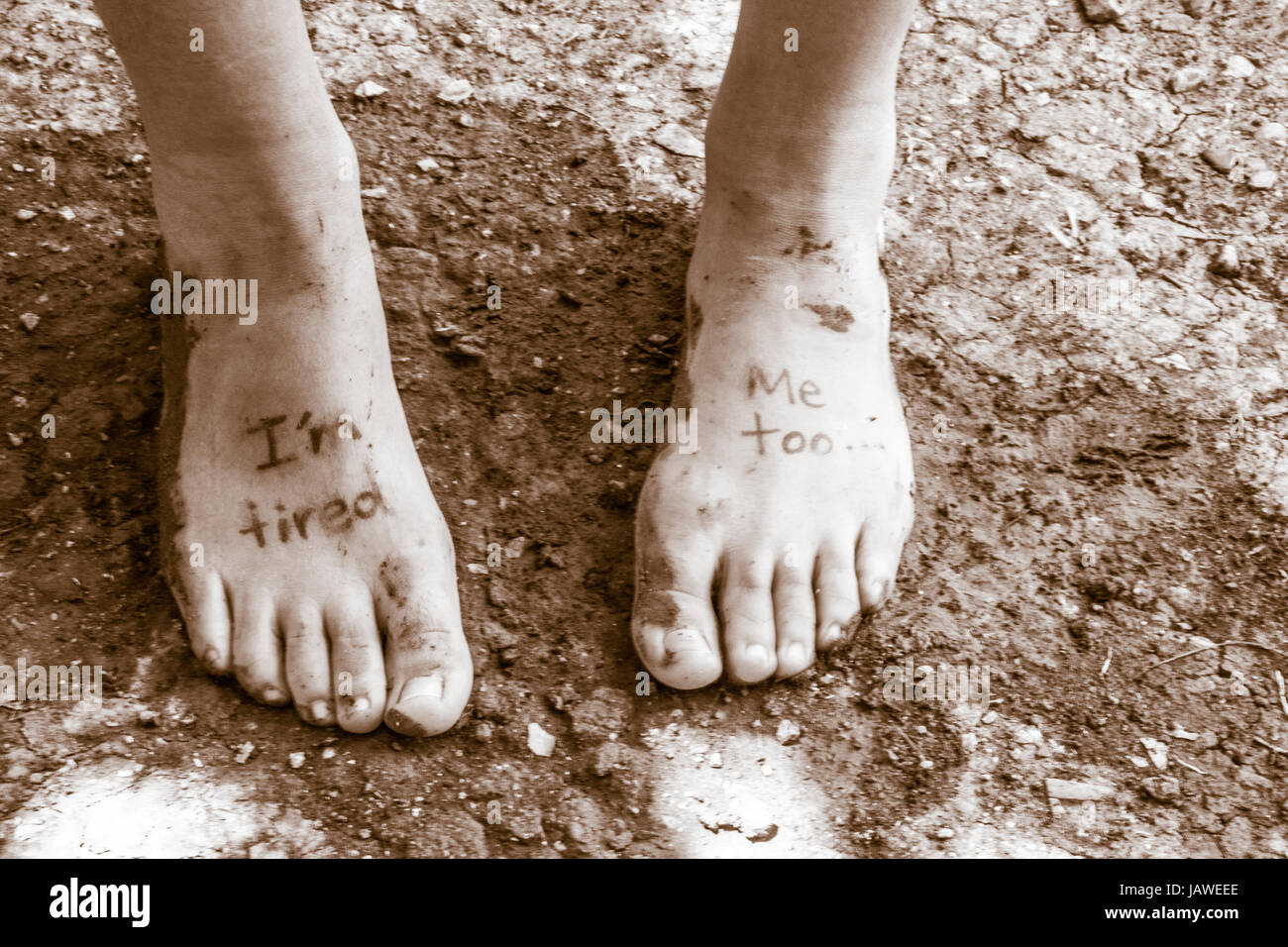 Photographie d'une paire de pieds humains et de l'expression : Im fatigué, moi aussi Banque D'Images