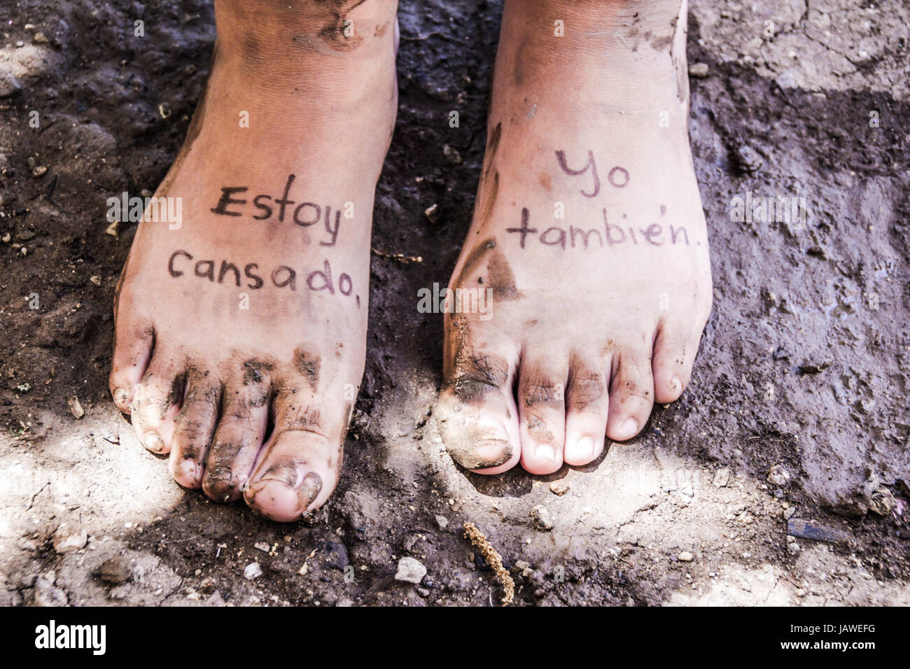 Photographie D Une Paire De Pieds Humains Et De La Phrase En Espagnol Estoy Cansado Yo Tambien Ce Qui Signifie Im Fatigue Moi Aussi Photo Stock Alamy