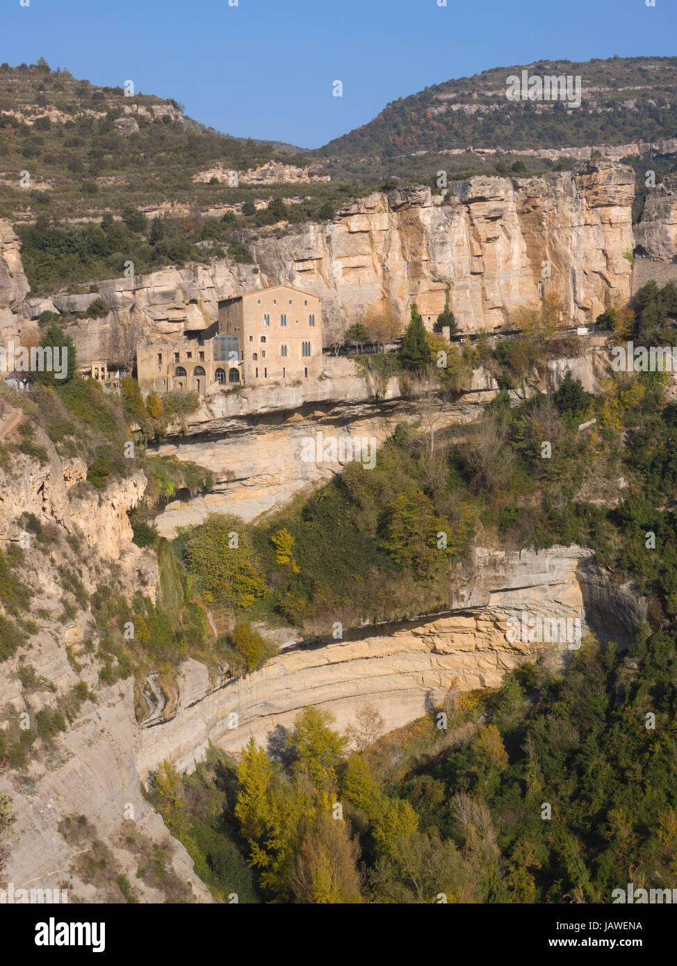 Le monastère de Sant Miquel del Fai dans le centre de la Catalogne, l'Espagne, qui reste accroché au milieu d'une falaise à imiter les nids d'eau qui vivent aussi dans les roches modélisés. Banque D'Images