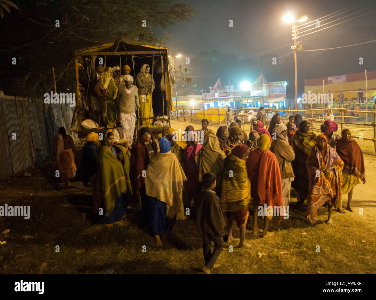 BABUGHAT, Kolkata, WEST BENGAL / INDE - 9ème Janvier 2013 : passionnés d'Hindu arrivant le 09 janvier 2013 Camp de transit en Babughat, Kolkata. Ils sont sur leur chemin à Gangasagar (Sagar) . Banque D'Images