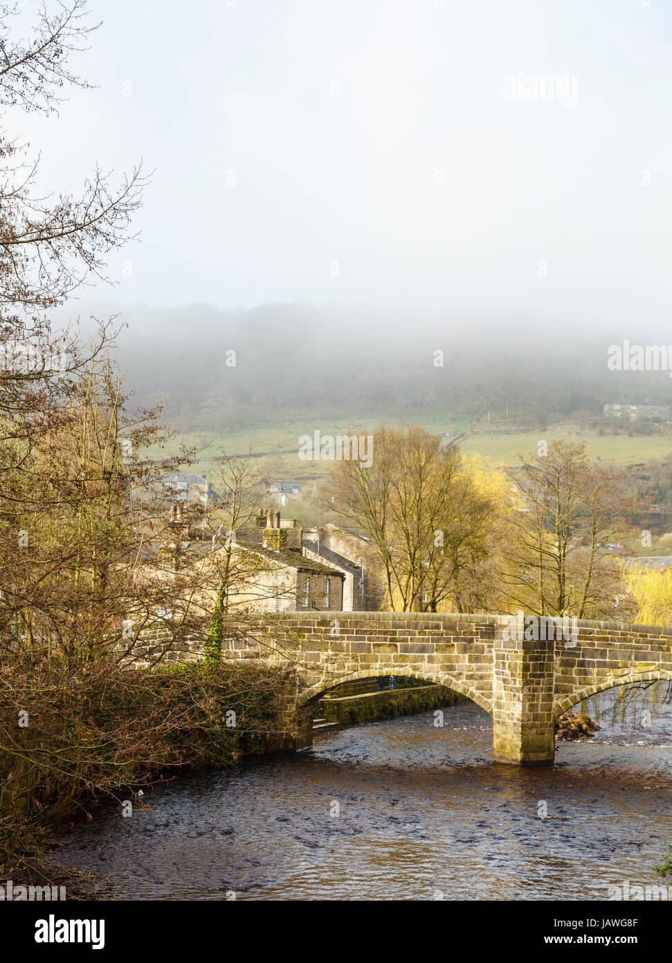 Hebden Beck court sous le pont Packhorse du XVIe siècle dans le centre de Hebden Bridge, Calvaire, West Yorkshire, Angleterre, Royaume-Uni Banque D'Images