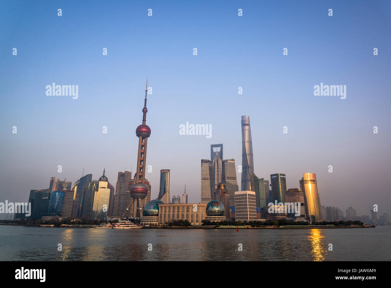 Du quartier financier de Pudong Shanghai skyline, y compris, la tour Oriental Pearl TV Tower et Centre mondial des finances de Shanghai, Shanghai, Chine Banque D'Images