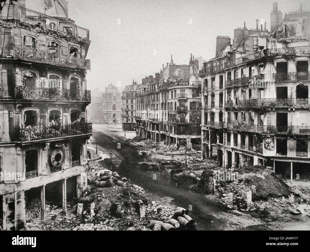La rue de Rivoli après les combats et les incendies de la Commune de Paris, Paris. Dans l'arrière-plan, l'Hôtel de ville de Paris 1871 Banque D'Images