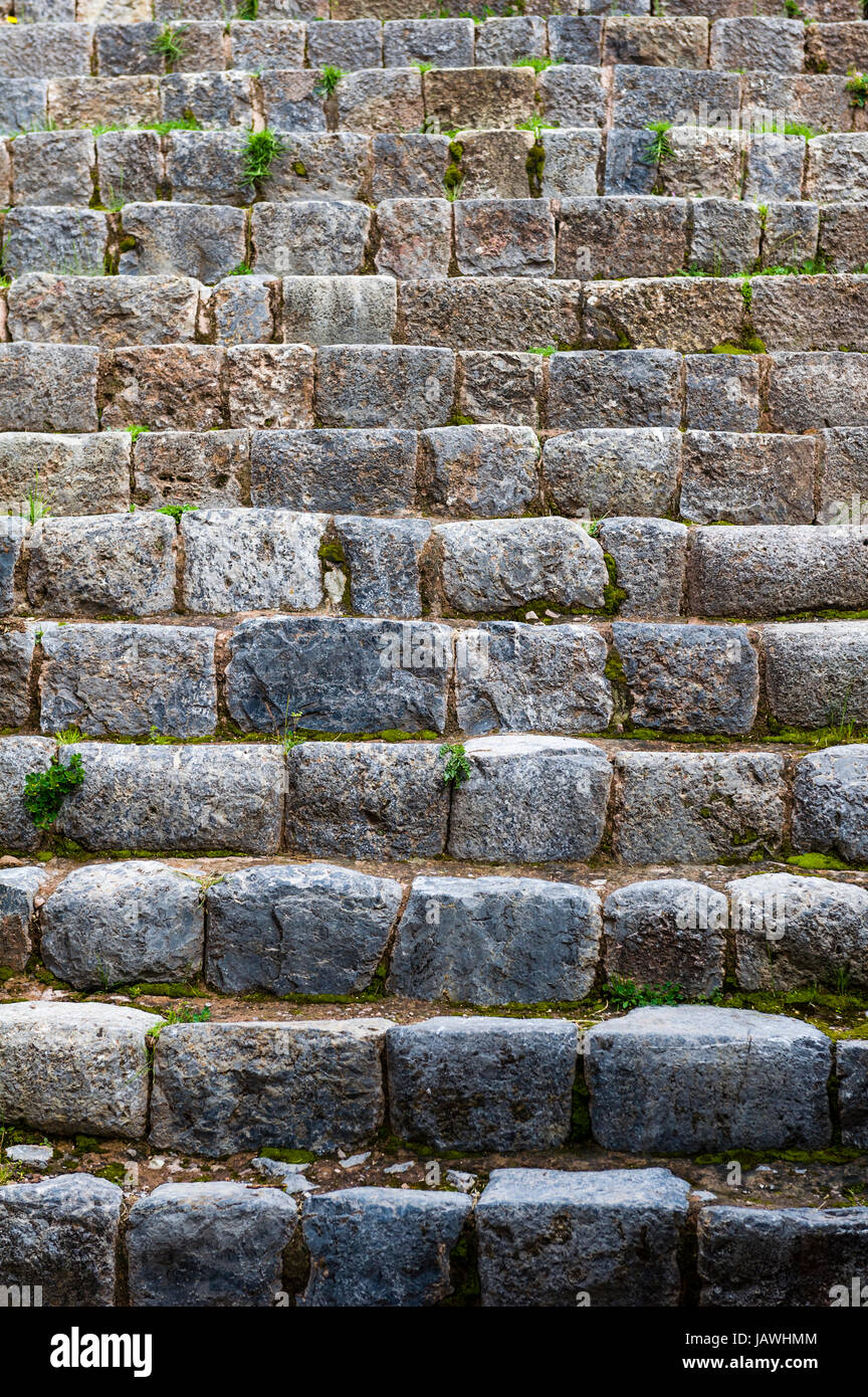 Une volée de marches taillées dans les rochers de granit dans une citadelle Inca. Banque D'Images