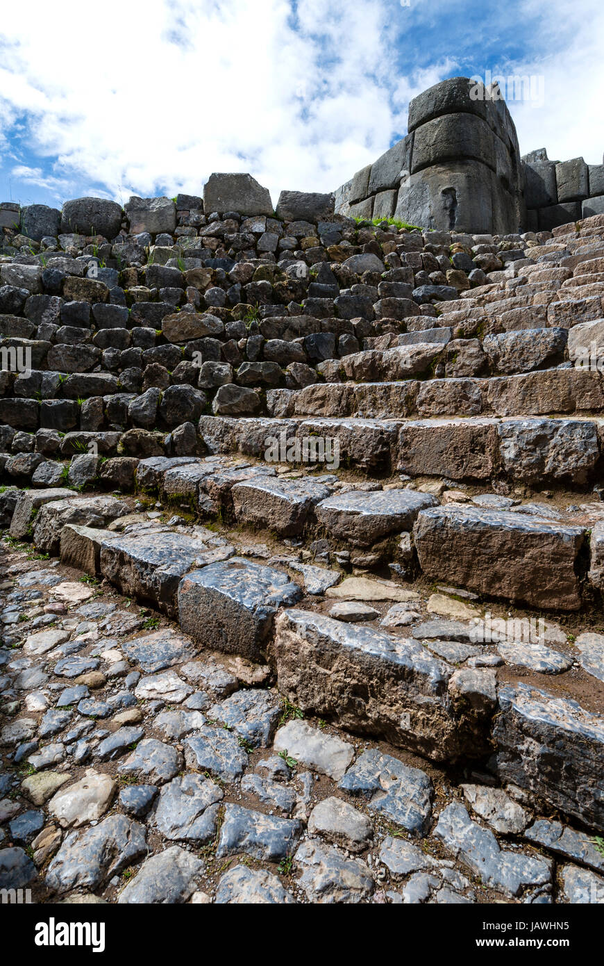 Une volée de marches taillées dans les rochers de granit dans une citadelle Inca. Banque D'Images