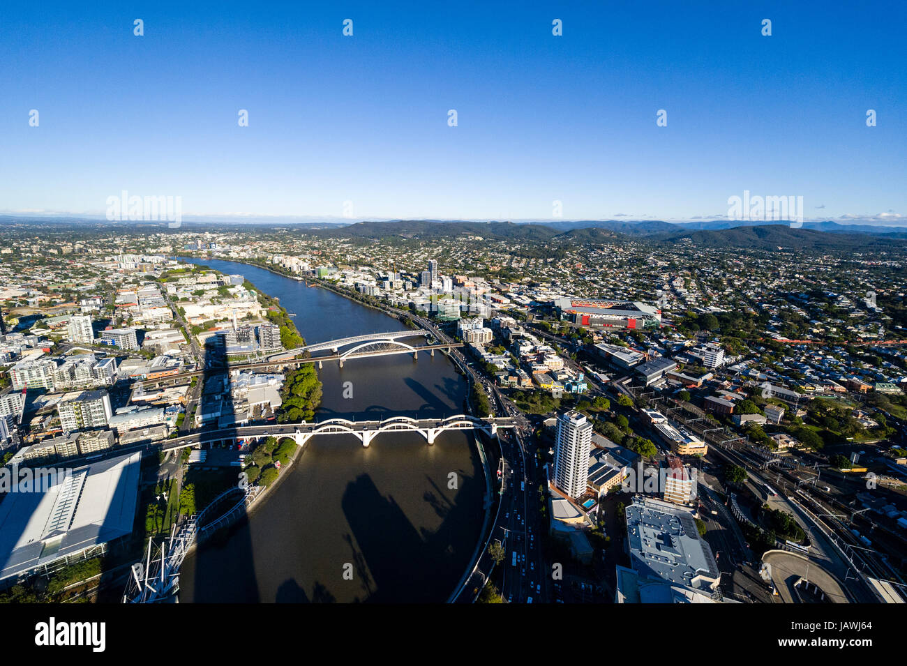 La tentaculaire ville Brisbane et les banlieues et le fleuve Brisbane. Banque D'Images