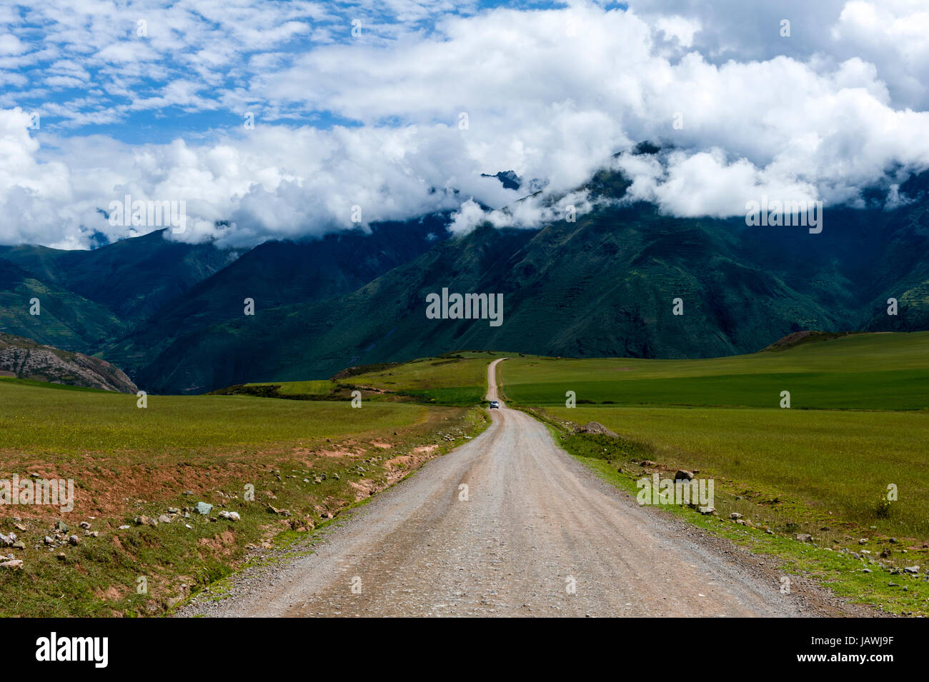 Un chemin de terre traversant un plateau de haute altitude dans les Andes. Banque D'Images Un chemin de terre traversant un plateau de haute altitude dans les Andes. Banque D'Images