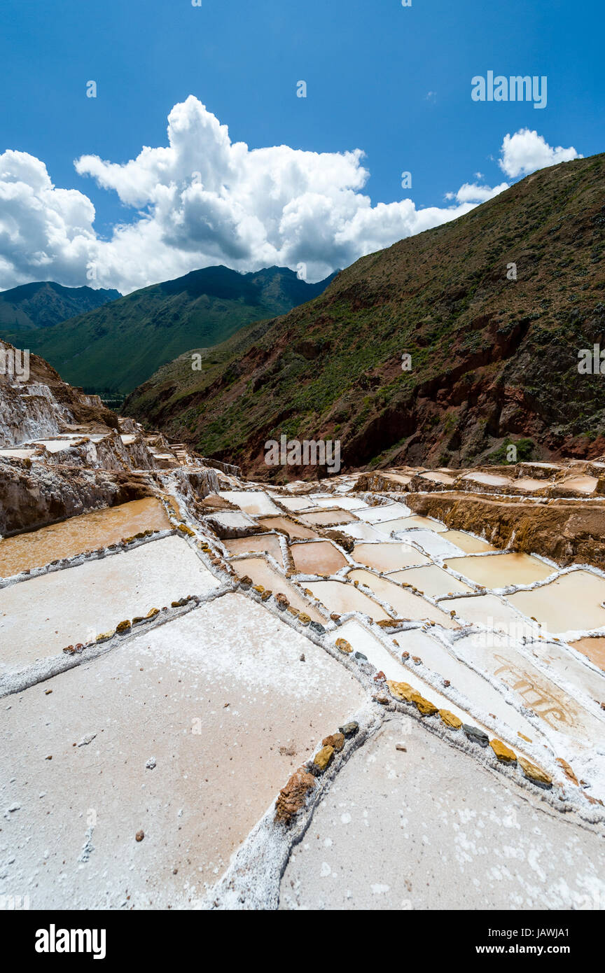 Une mine de sel Inca composé d'étangs d'eau de source salée s'évaporer. Banque D'Images