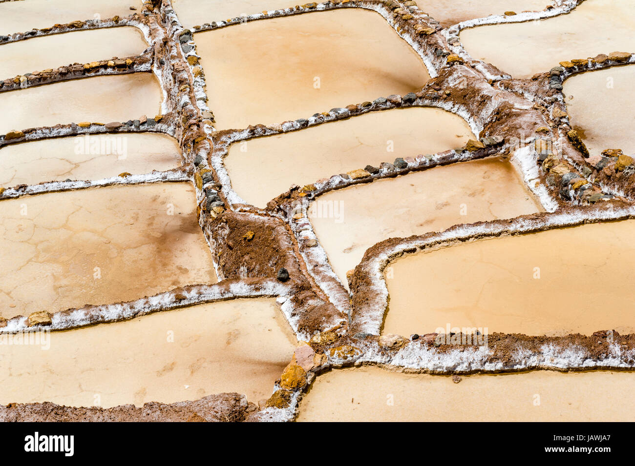 Une mine de sel Inca composé d'étangs d'eau de source salée s'évaporer. Banque D'Images