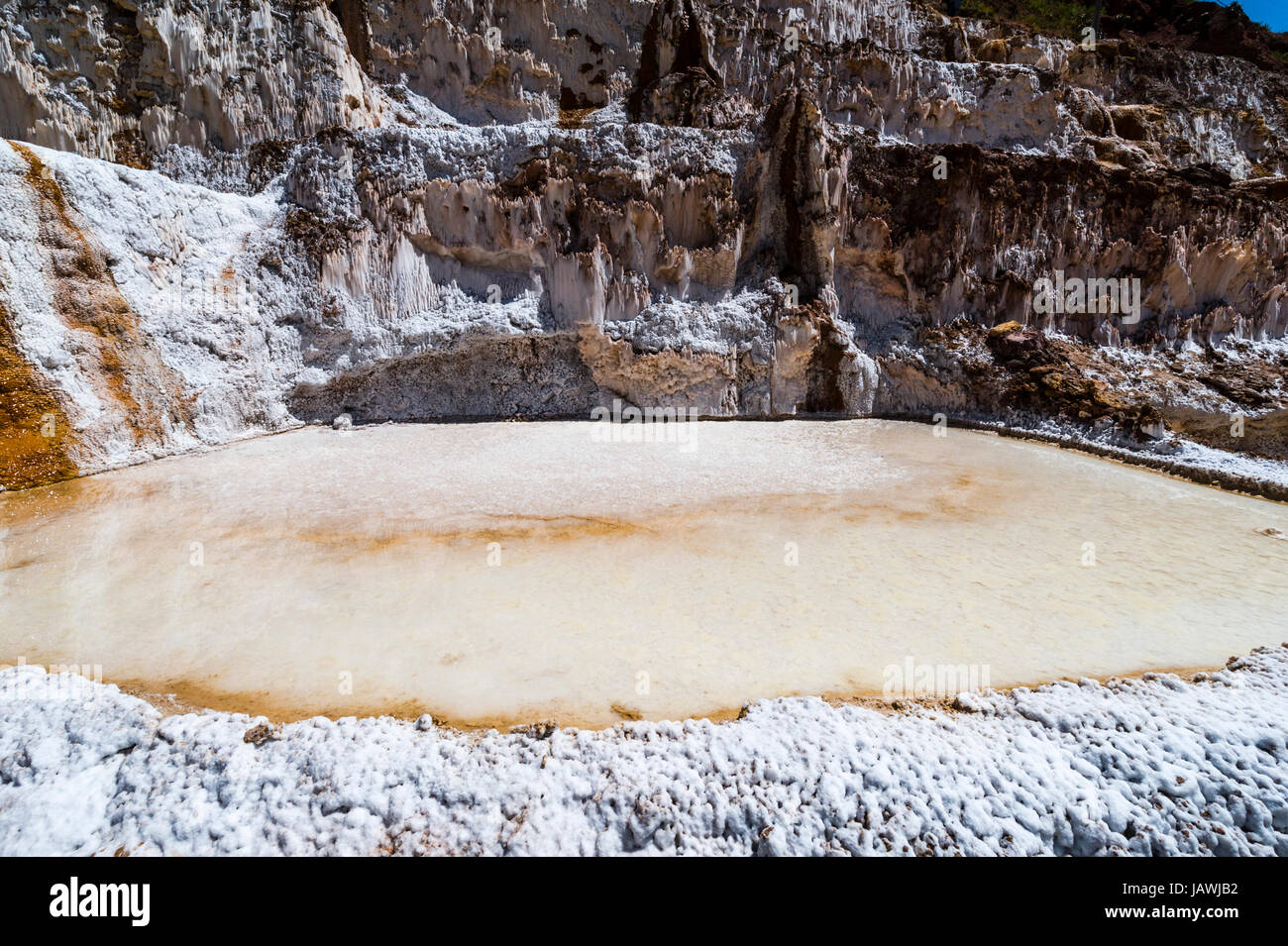 Une mine de sel Inca composé d'étangs d'eau de source salée s'évaporer. Banque D'Images