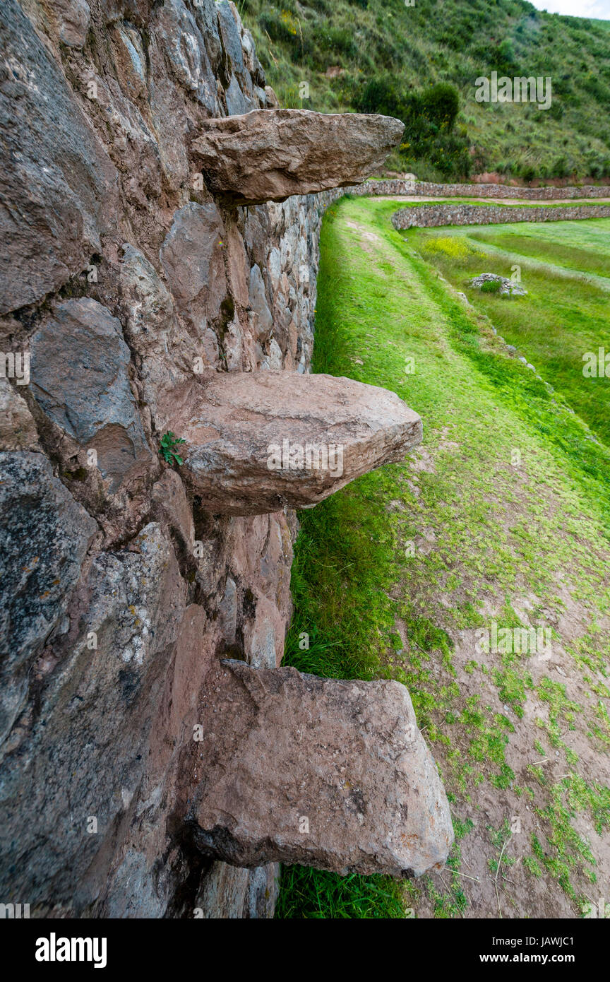 Un site agricole Inca avec mur en pierre avec terrasses escaliers flottants. Banque D'Images