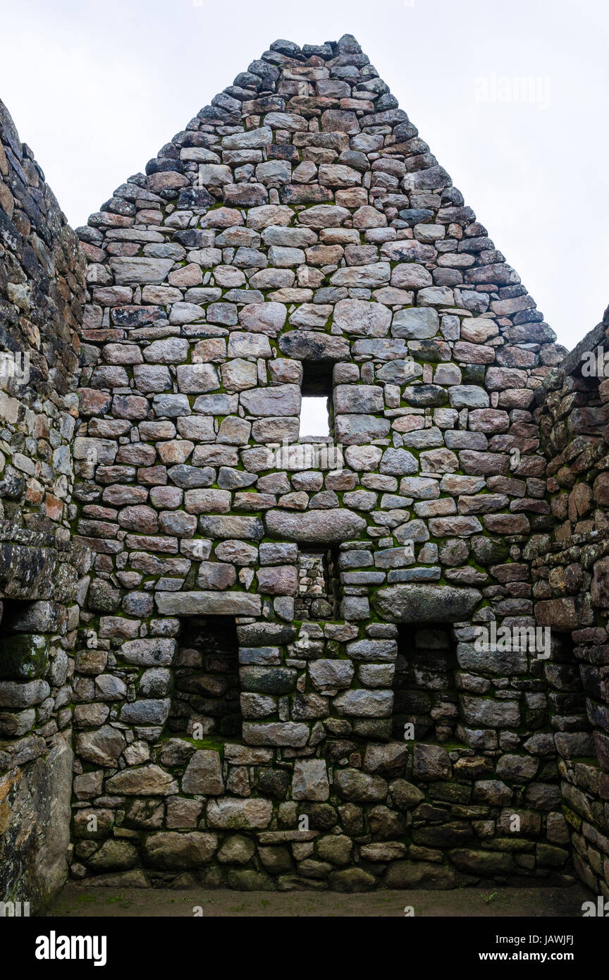 Une fenêtre dans un mur trapézoïdal dans un bâtiment résidentiel à Machu Picchu. Banque D'Images