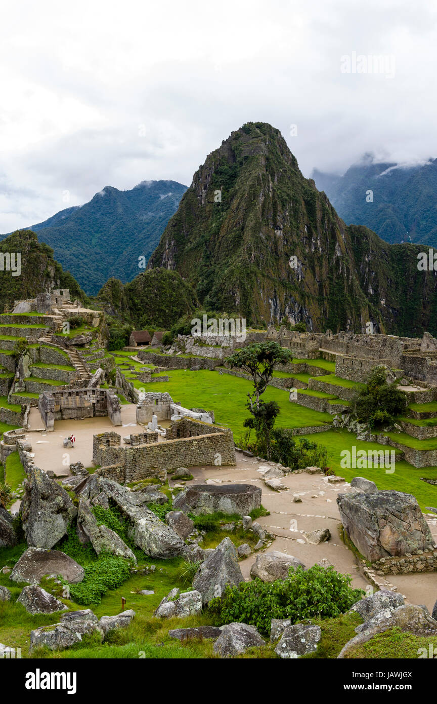 Les anciennes ruines Incas à la base du Huayna Picchu, dans les Andes. Banque D'Images