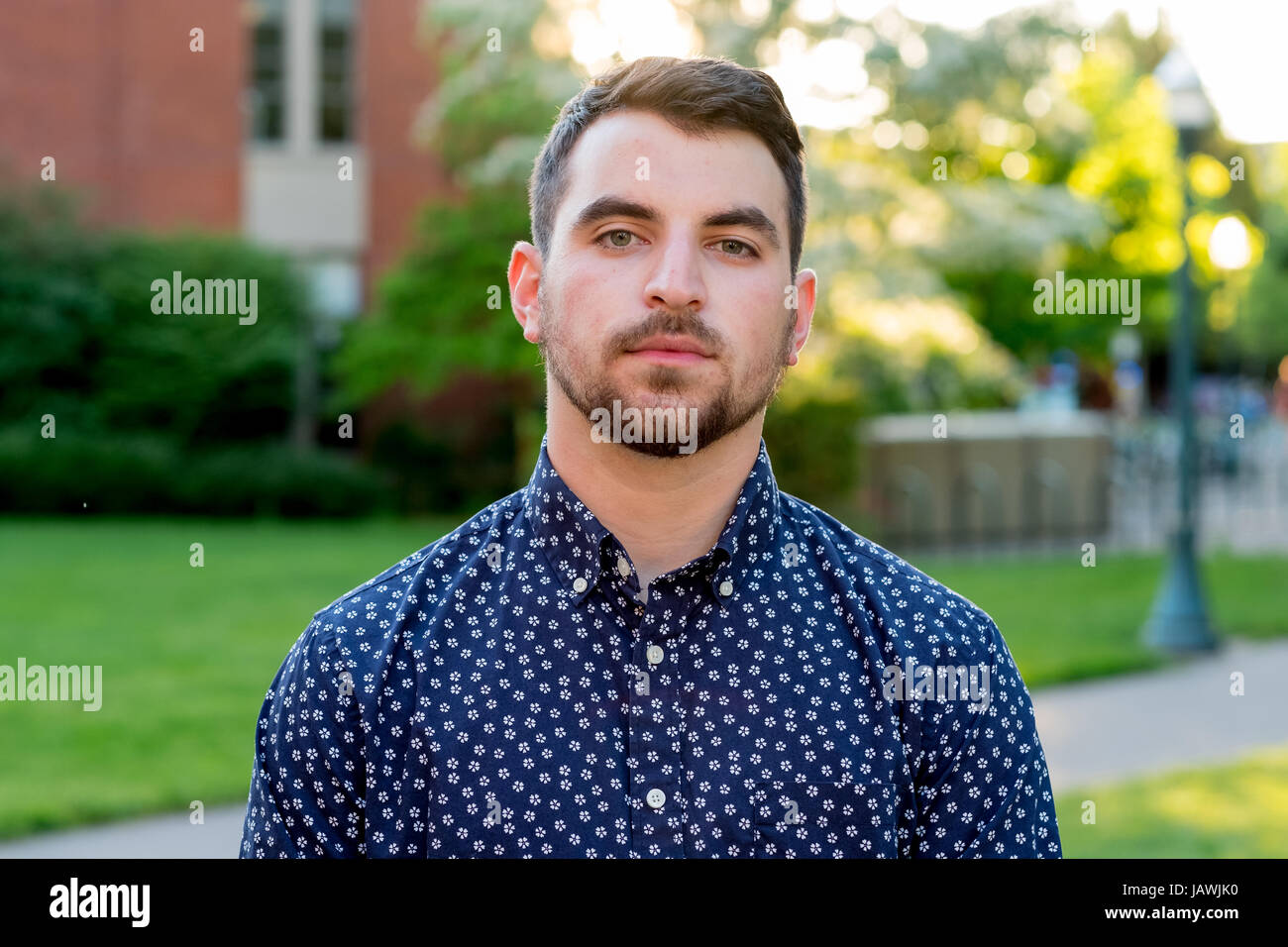 Les personnes à l'extérieur pour une lumière naturelle portrait sur un campus universitaire dans l'Oregon. Banque D'Images