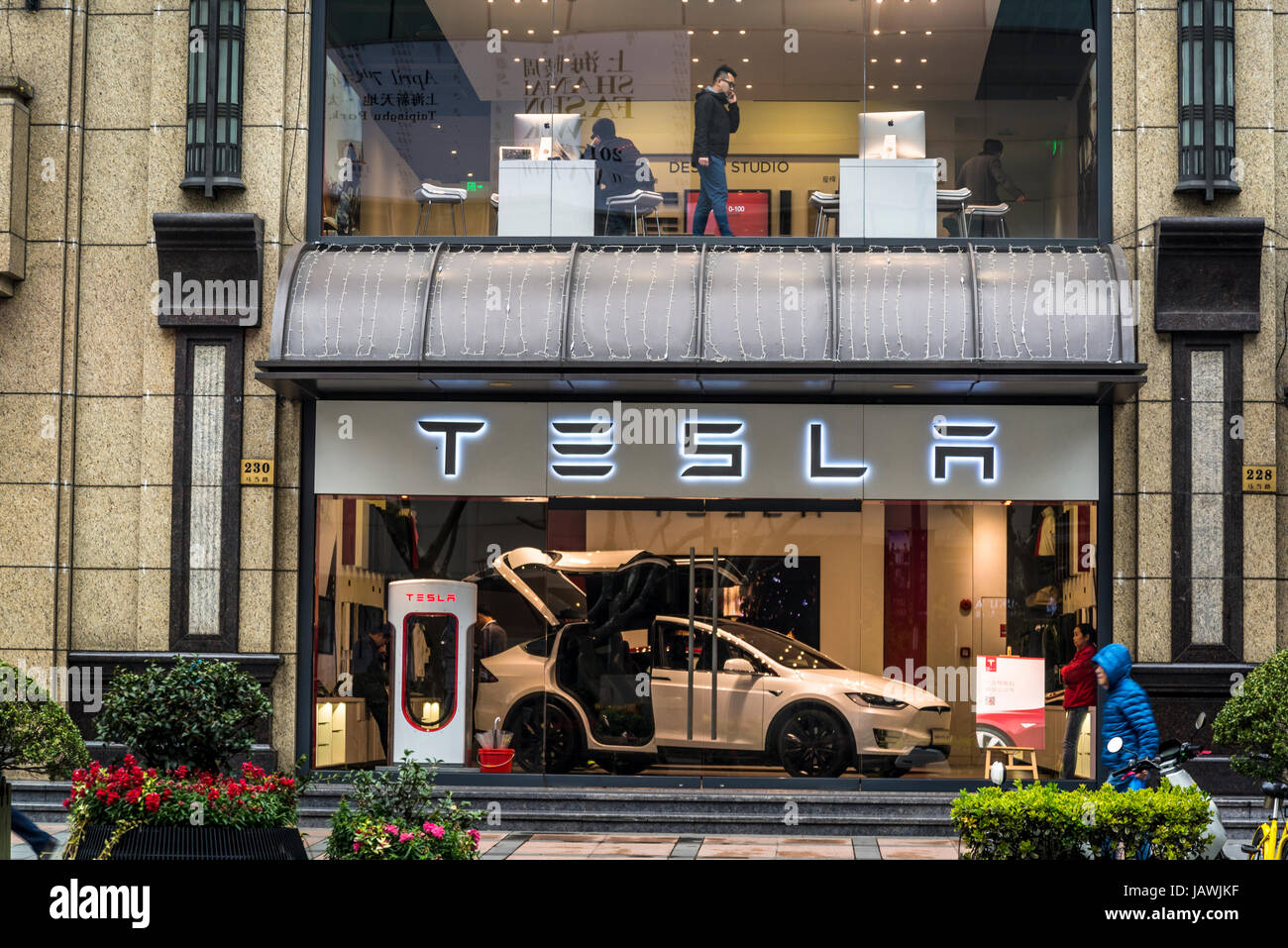 Tesla, voiture électrique showroom, concession française, Shanghai, Chine Banque D'Images