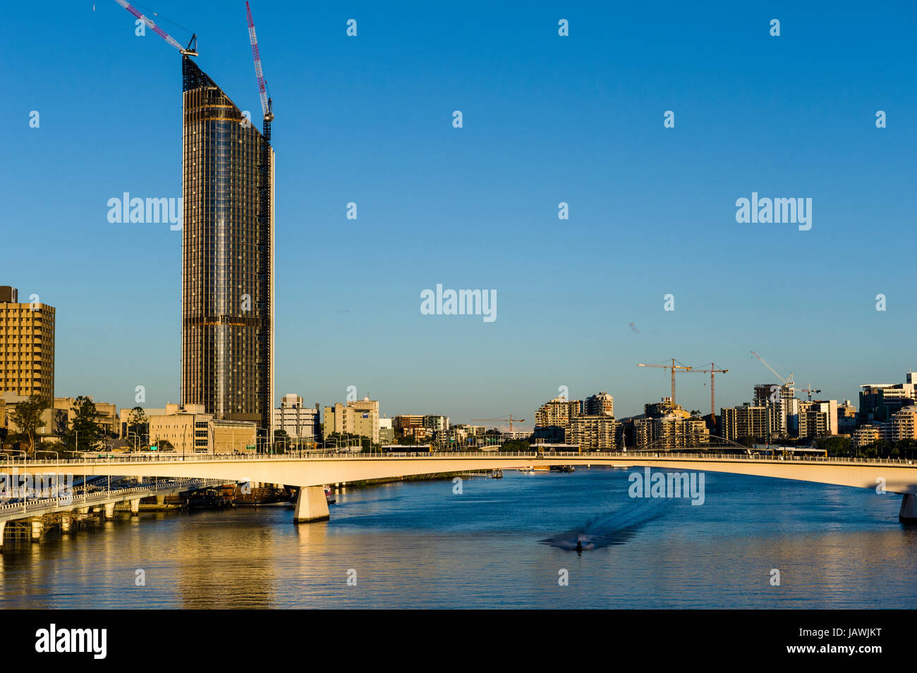 Une vitesse de jet ski sous un pont dans le quartier central des affaires. Banque D'Images