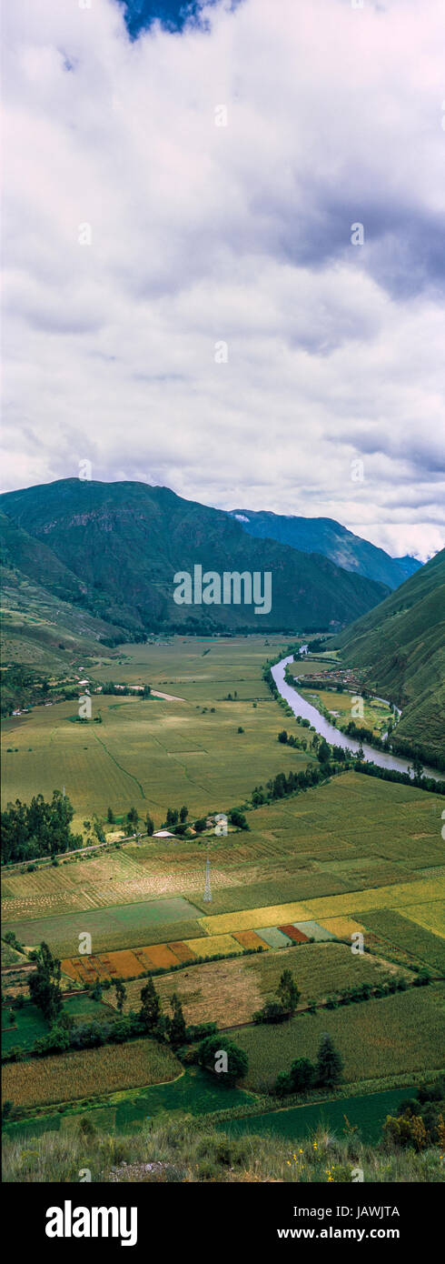Terres agricoles dans une luxuriante vallée de la rivière dans les Andes. Banque D'Images