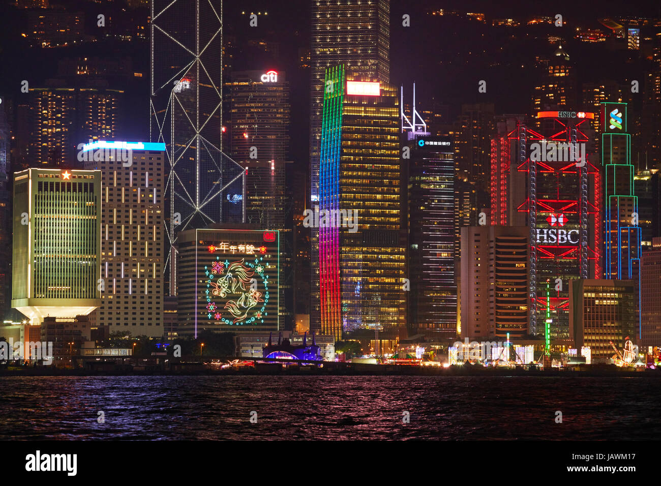 Victoria Harbour et lumière sur les gratte-ciel, Central, Hong Kong Island, Hong Kong, Chine Banque D'Images