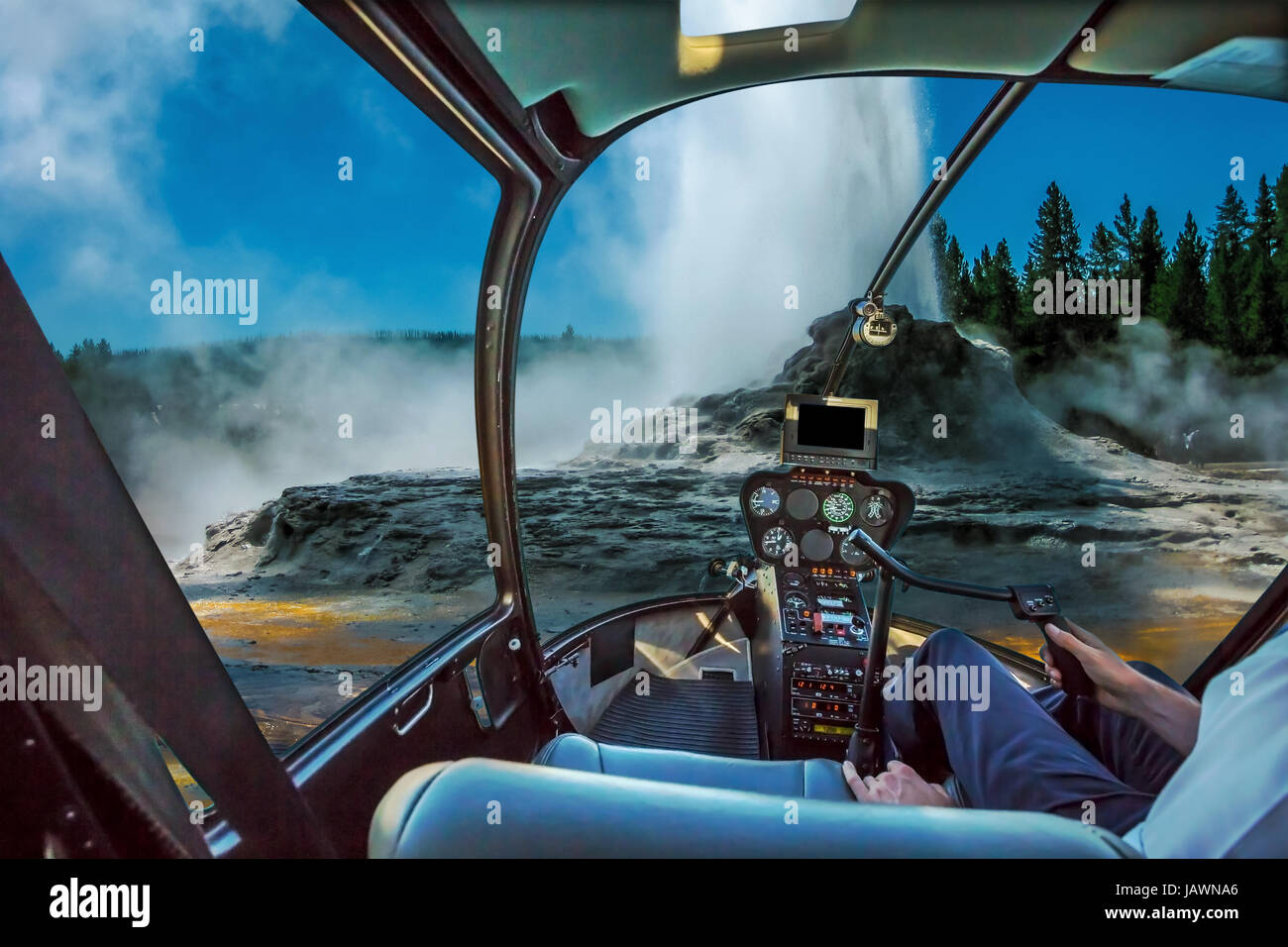 Pilotage Hélicoptère Vol au dessus de Château Geyser avec de l'eau chaude et vapeur piscines de bactéries thermophiles et cone geyser dans la région de geyser Basin de Yellowst Banque D'Images