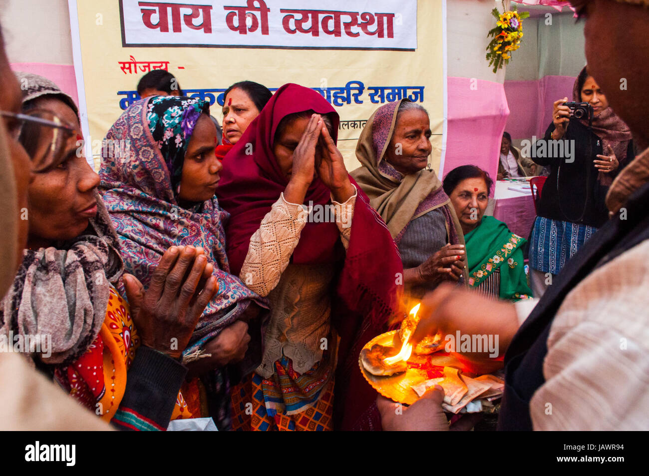 BABUGHAT, Kolkata, WEST BENGAL / INDE - 9ème Janvier 2013 : femmes hindous fervents priant holy fire le 9 janvier 2013, en camp de transit Babughat, Kolkata. Ils sont sur leur chemin à Gangasagar (Sagar) . Banque D'Images