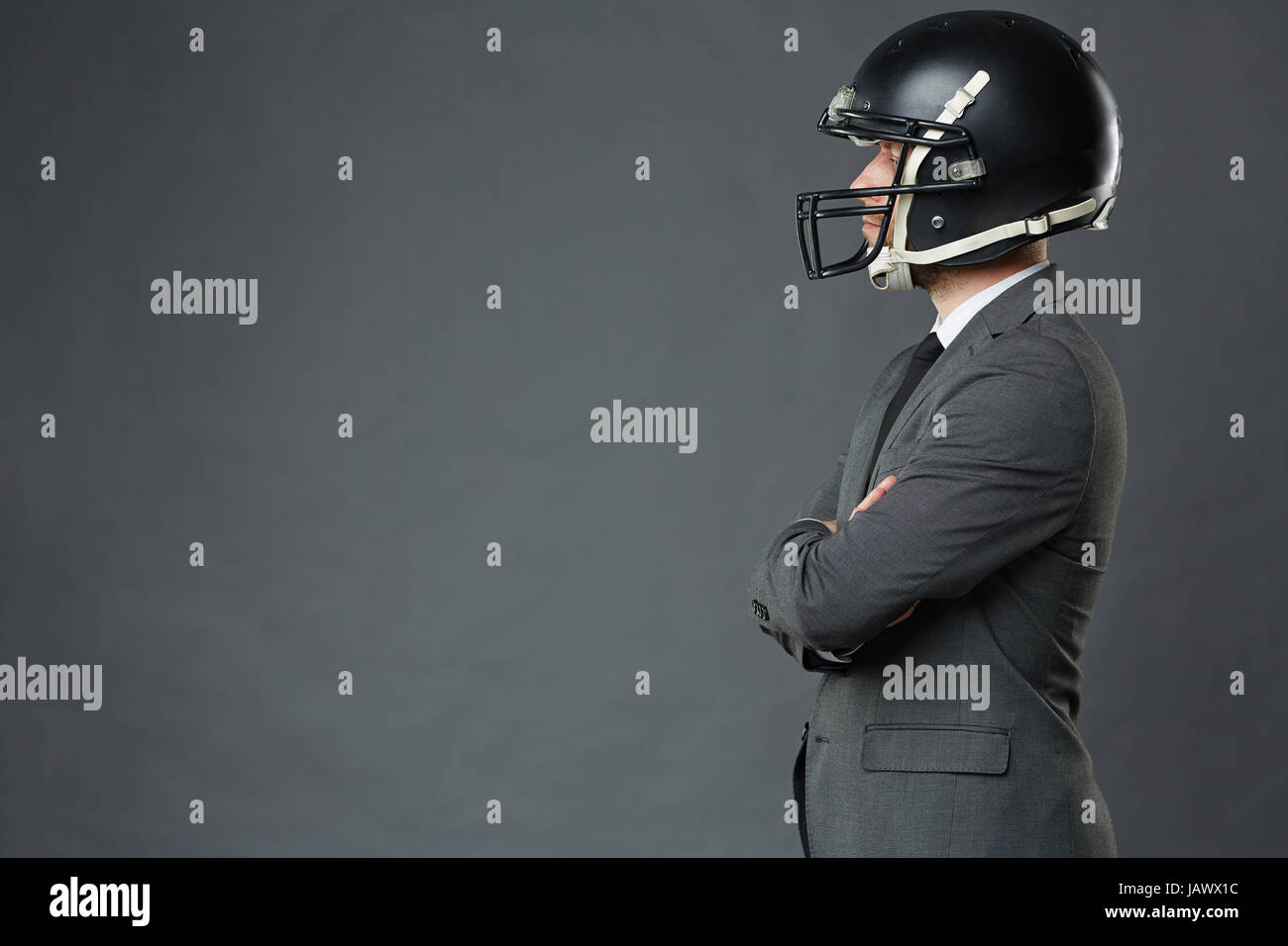Homme d'affaires déterminé dans helmet Banque D'Images
