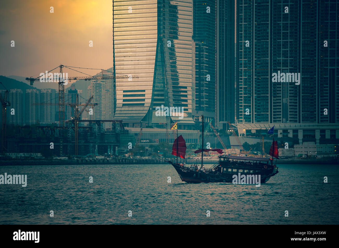 29 mai 2017 - Port de Victoria, Hong Kong : tour célèbre navire 'indésirable' Aqualuna traversant le port de Victoria avec le coucher du soleil . Banque D'Images