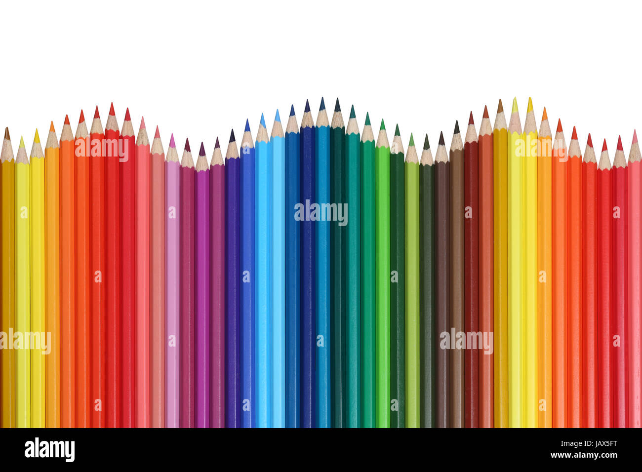 Buntstifte für die Schule bilden eine Welle, isoliert vor einem weissen Hintergrund Banque D'Images
