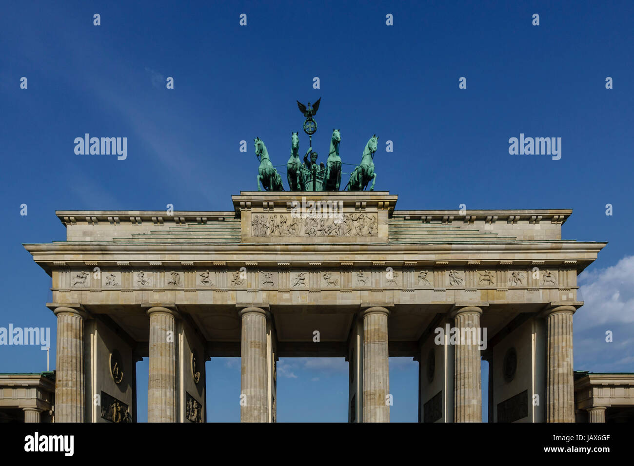 - Porte de Brandebourg (Brandenburger Tor) à Berlin, l'Allemagne est l'un des plus sites connus à Berlin et attraction touristique populaire Banque D'Images