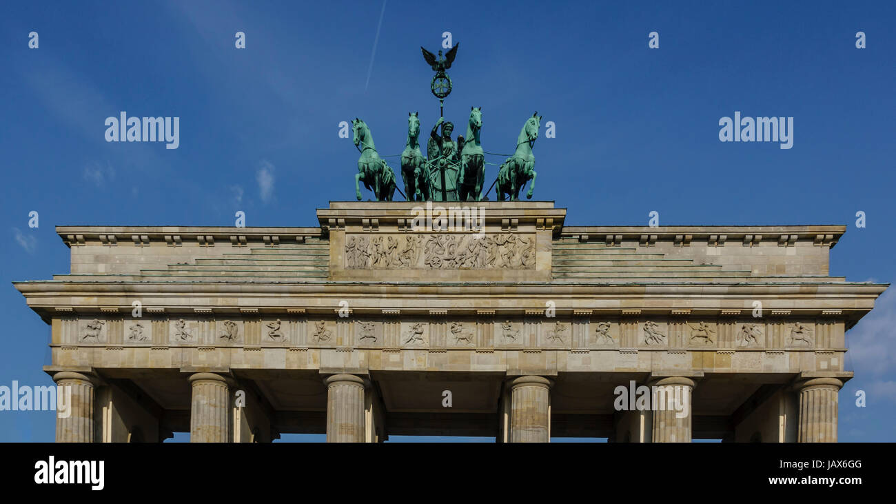 - Porte de Brandebourg (Brandenburger Tor) à Berlin, l'Allemagne est l'un des plus sites connus à Berlin et attraction touristique populaire Banque D'Images