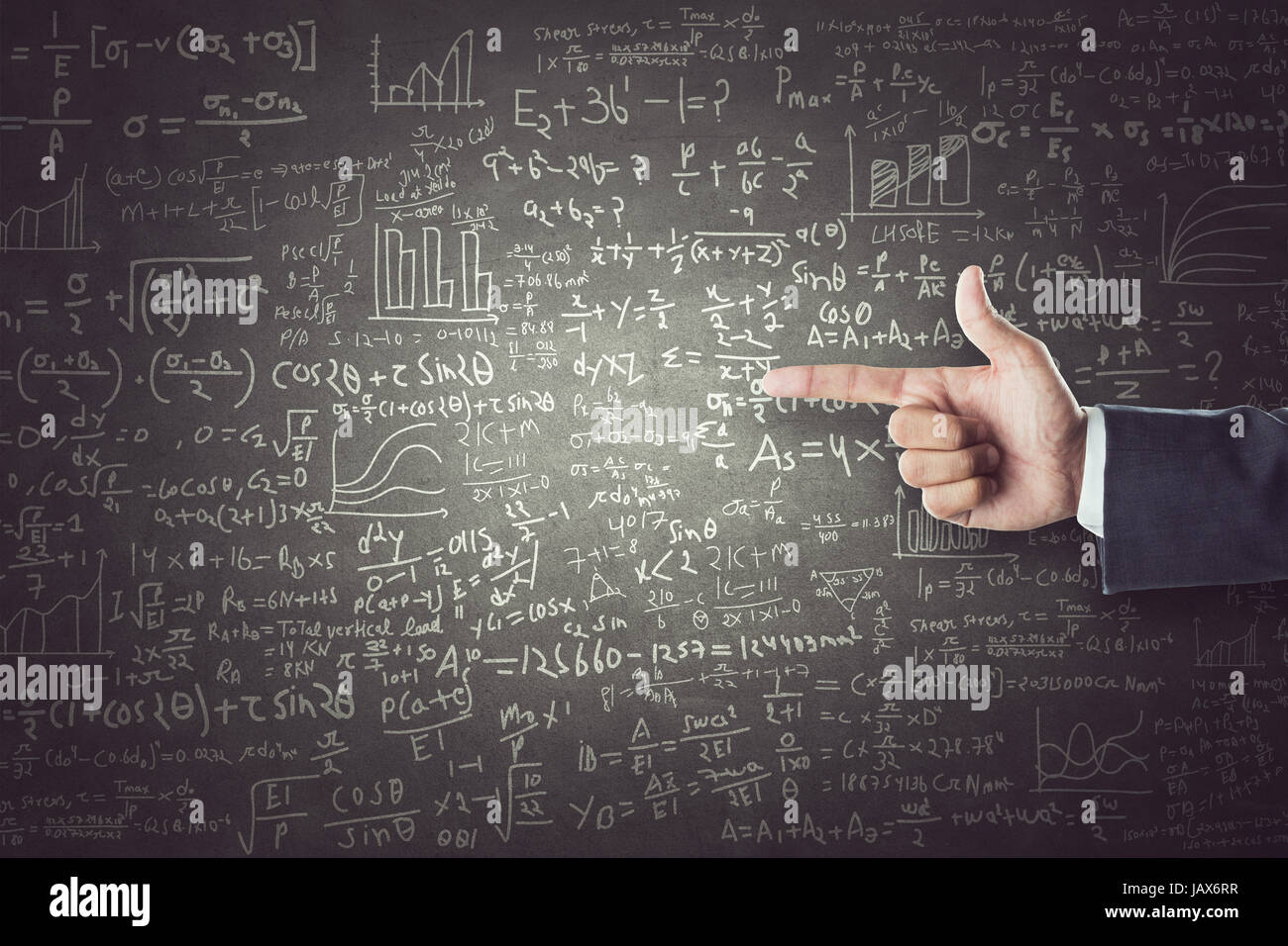 Les femmes main pointant devant de formules mathématiques tirés sur tableau noir Banque D'Images