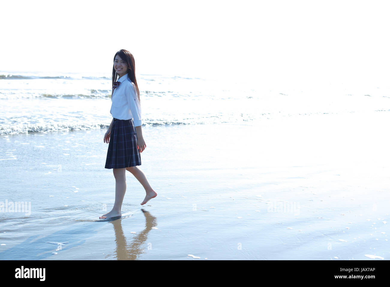 Jeune japonaise dans un uniforme de l'école secondaire par la mer, Chiba, Japon Banque D'Images