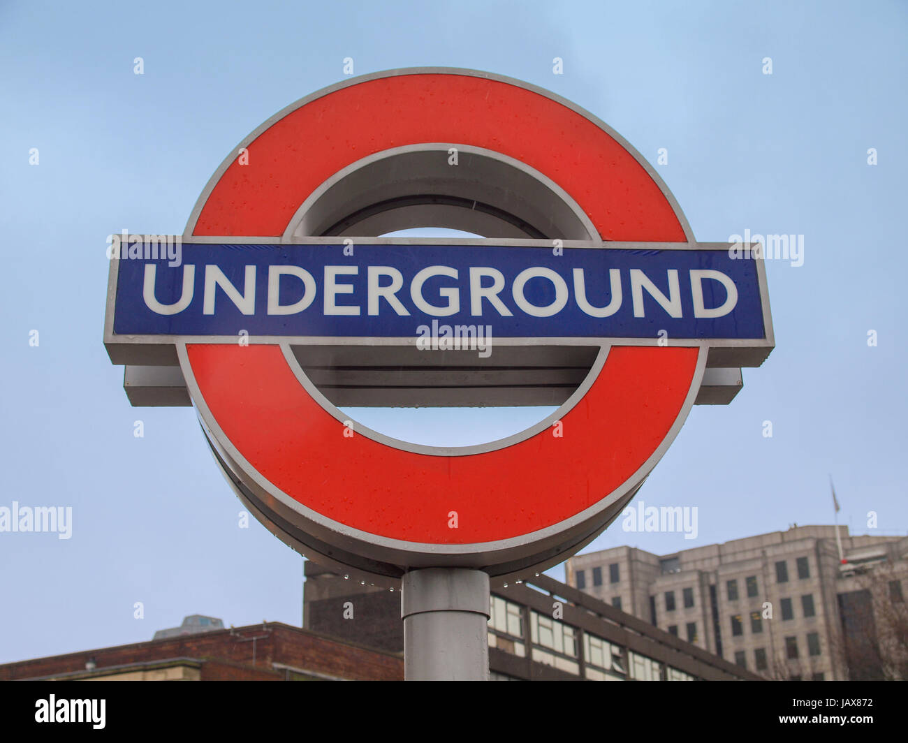 Londres, Angleterre, Royaume-Uni - 11 février 2013 : Iconic London Underground sign connu comme la cocarde conçu par Edward Johnston en 1917 Banque D'Images