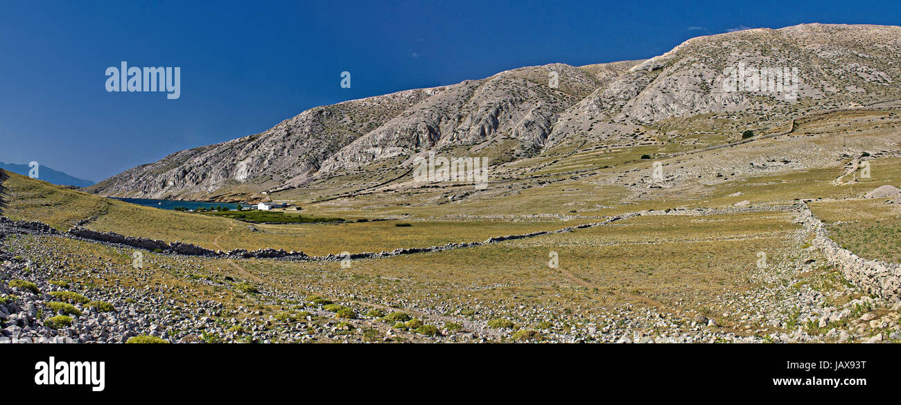 Stone Mountain desert & Sea dans Vela Luka, Krk, Croatie Banque D'Images