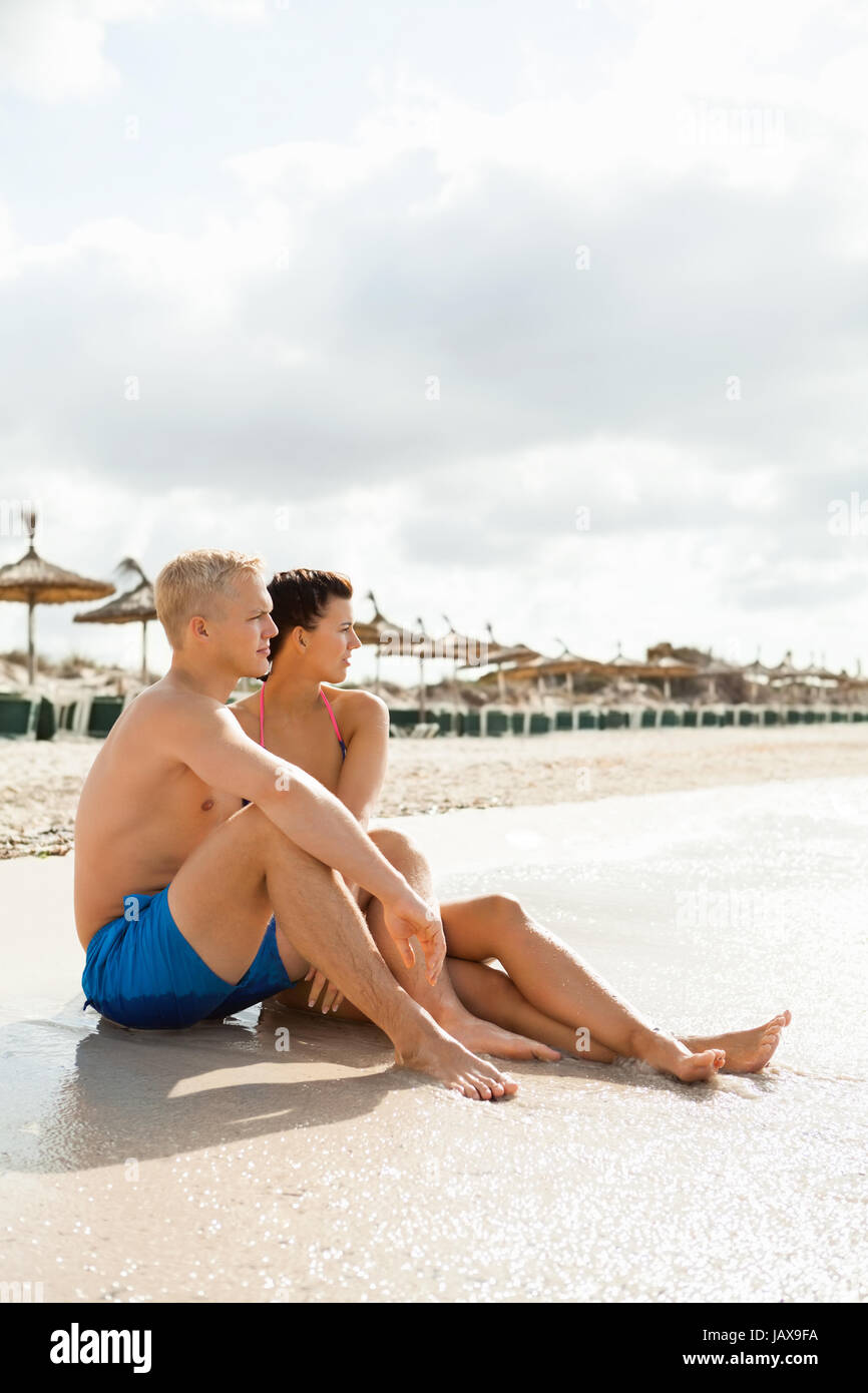 Junges paar verliebtes pärchen am strand liegen im sommer urlaub freizeit erholung bräunen Banque D'Images