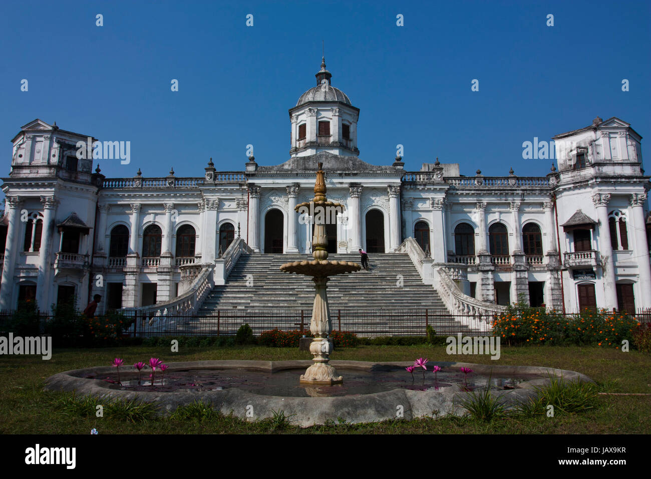 L'Tajhat palace, dans le Nord de la ville de district de Rangpur, au Bangladesh. Un ancien Rajbari ou Zaminder's Palace, cet immeuble a été abandonné et déc Banque D'Images