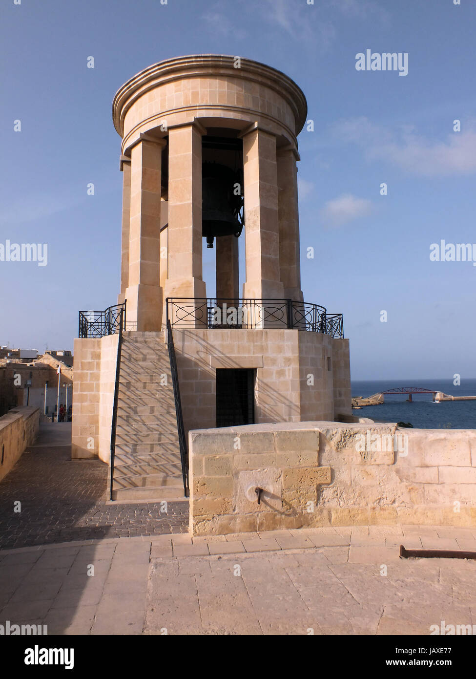 Rung daily à midi, 10 tonnes de La Valette Grand Siège de bronze Bell a été inauguré en 1992, à la mémoire de ceux qui ont perdu la vie dans le siège de Malte au cours de 1940 - 1943. Banque D'Images