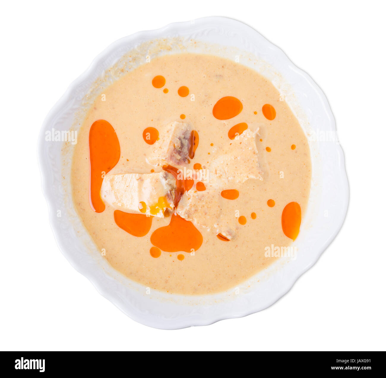 Filets de poulet avec sauce aux noix. Isolé sur un fond blanc. Banque D'Images