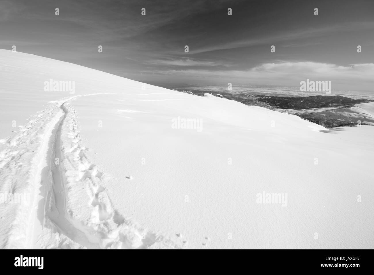 Ski de randonnée (ski de randonnée) dans un magnifique paysage de haute montagne, Alpes italiennes Banque D'Images