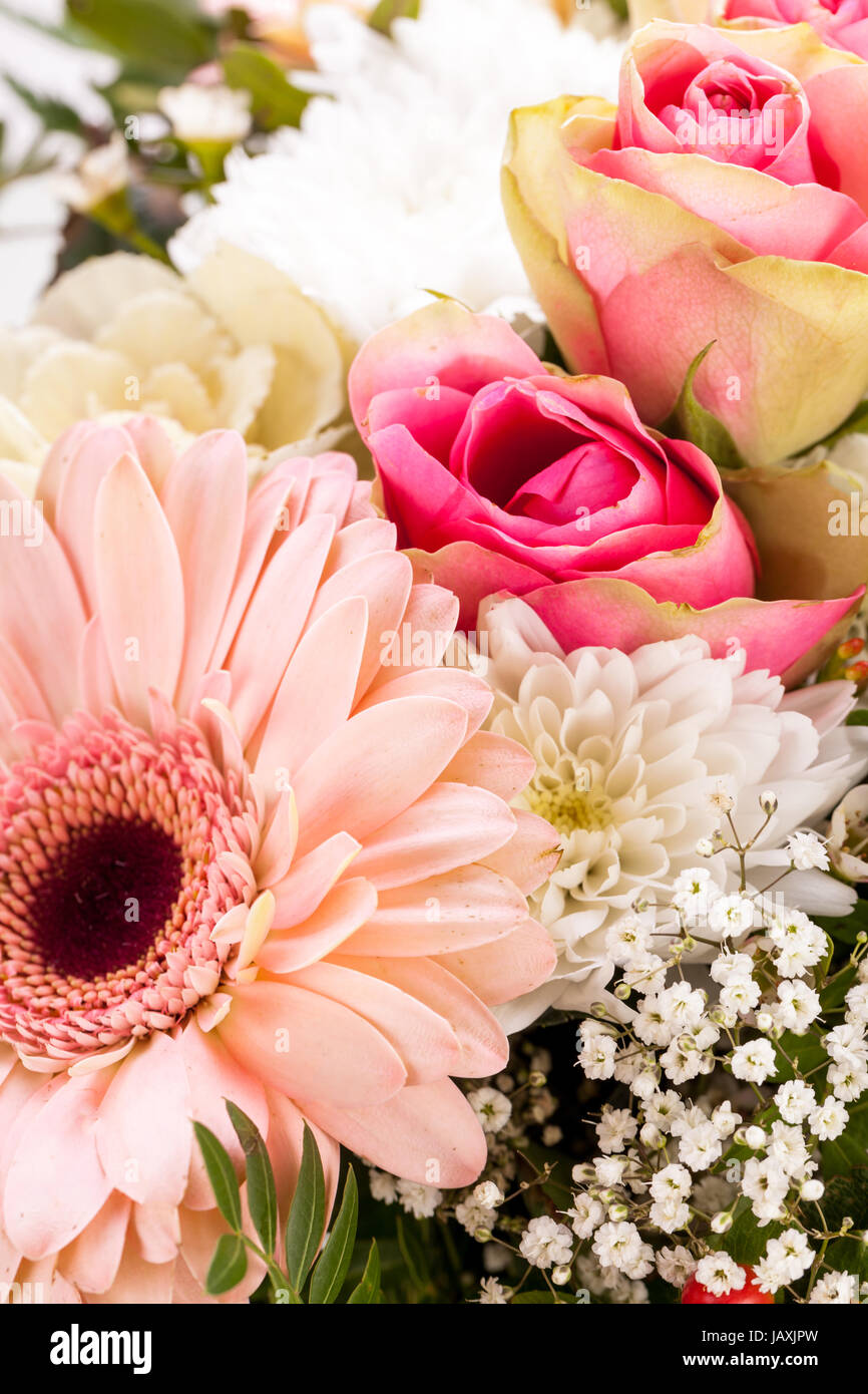 Frische schöne schnittblumen strauss dans rosa weiss gerbera rosen grün festlich dekoration Banque D'Images