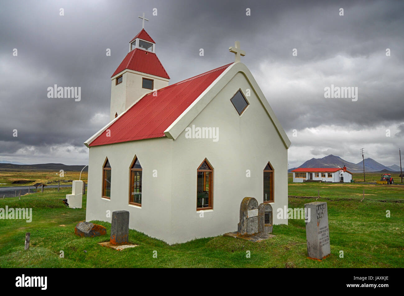 Petite église à l'intérieur de l'Islande en vertu de paysage ciel nuageux Banque D'Images