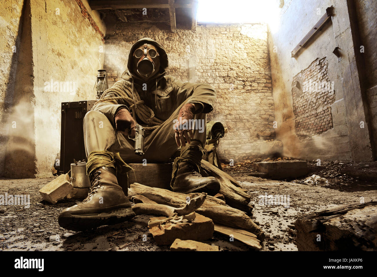 Survivant post apocalyptique en masque à gaz Banque D'Images