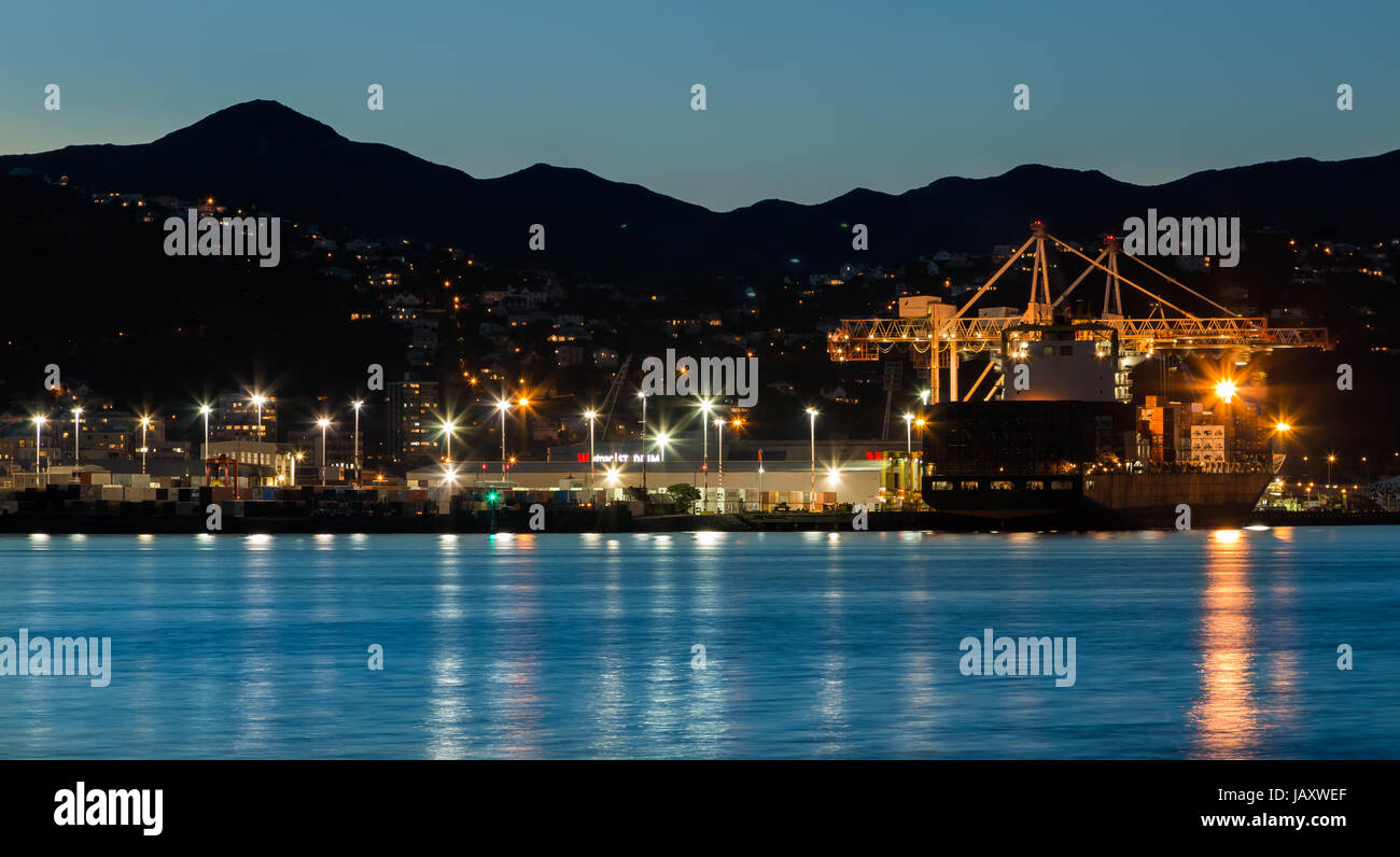 Porte-conteneurs dans le port de Wellington, Nouvelle-Zélande. Banque D'Images