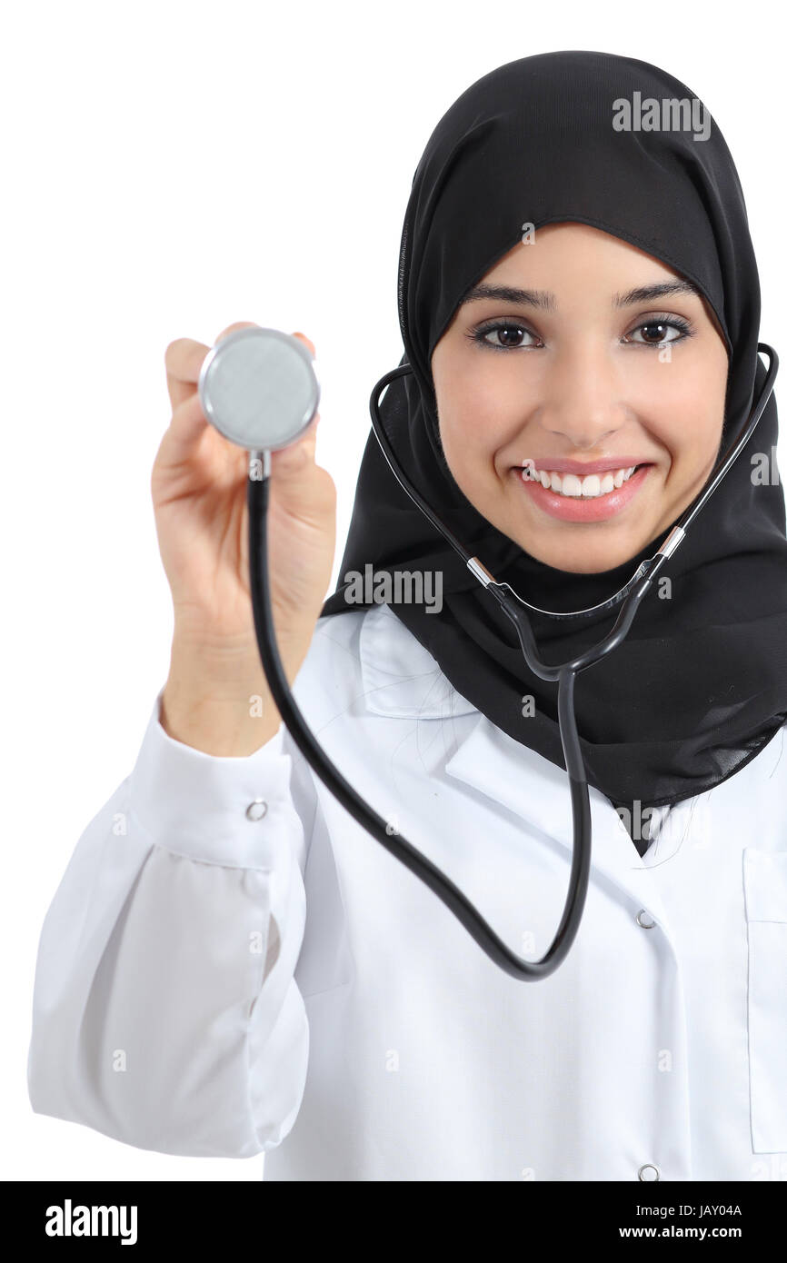 Vue de face d'une femme médecin arabe montrant stéthoscope isolé sur fond blanc Banque D'Images