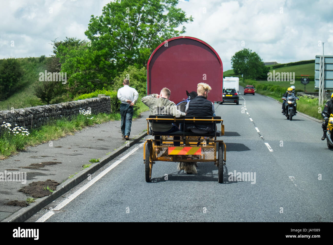 Les voyageurs sur la route de Appleby Horse Fair Cumbria Juin 2017 Banque D'Images