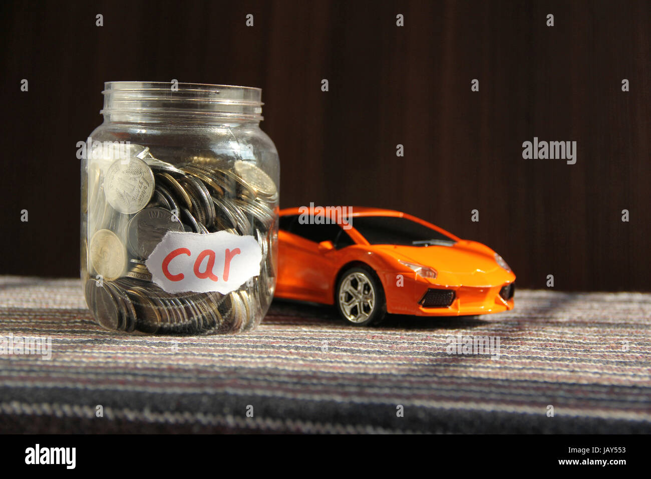 Les pièces en argent pot avec l'étiquette de voiture concept, des finances Banque D'Images