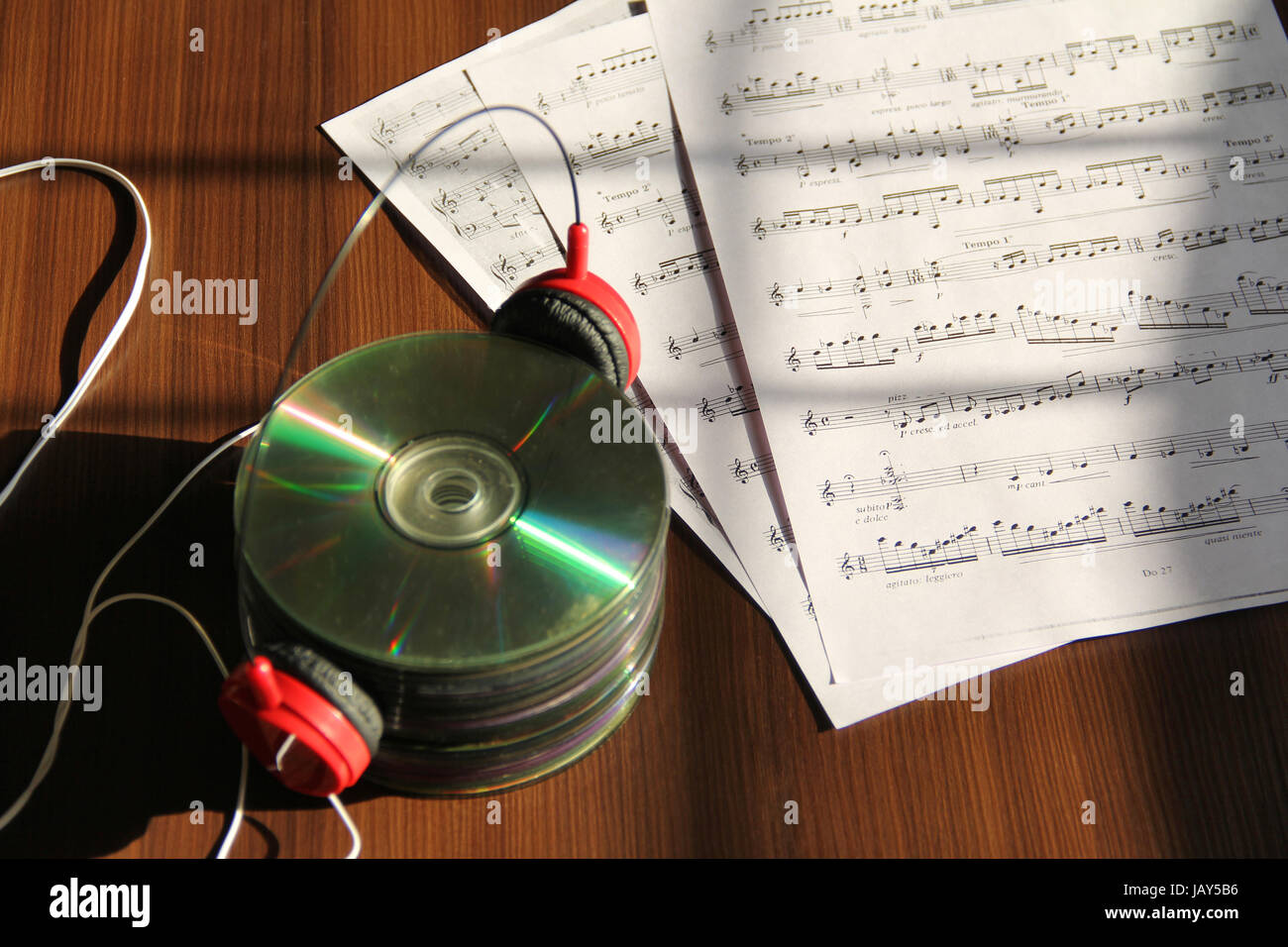 Pile de cd avec prise casque et des notes de musique Banque D'Images