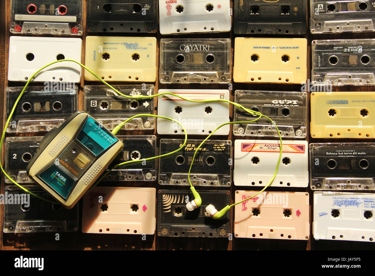 Vue de dessus de cassettes audio disposés en rangées et colonnes avec lecteur de cassette Banque D'Images